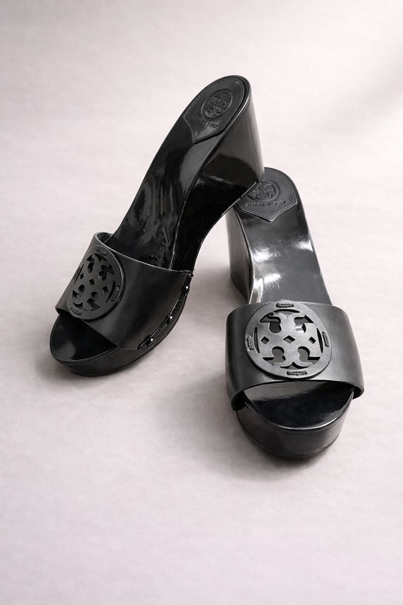 Tory Burch Black Patent Platform Wedge Sandals with Cut-Out Medallion – Women’s Designer Heels