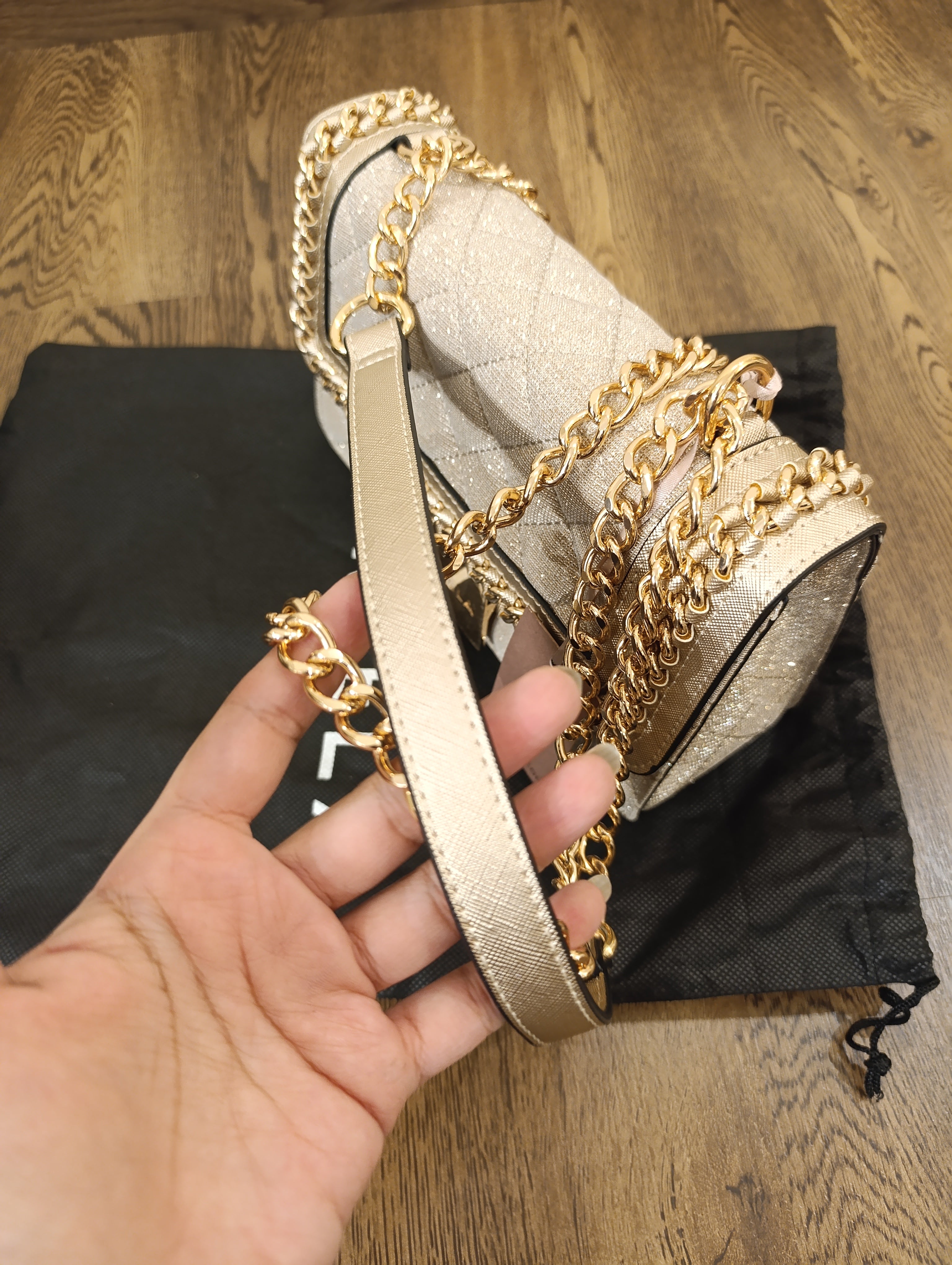Carvella chain bag